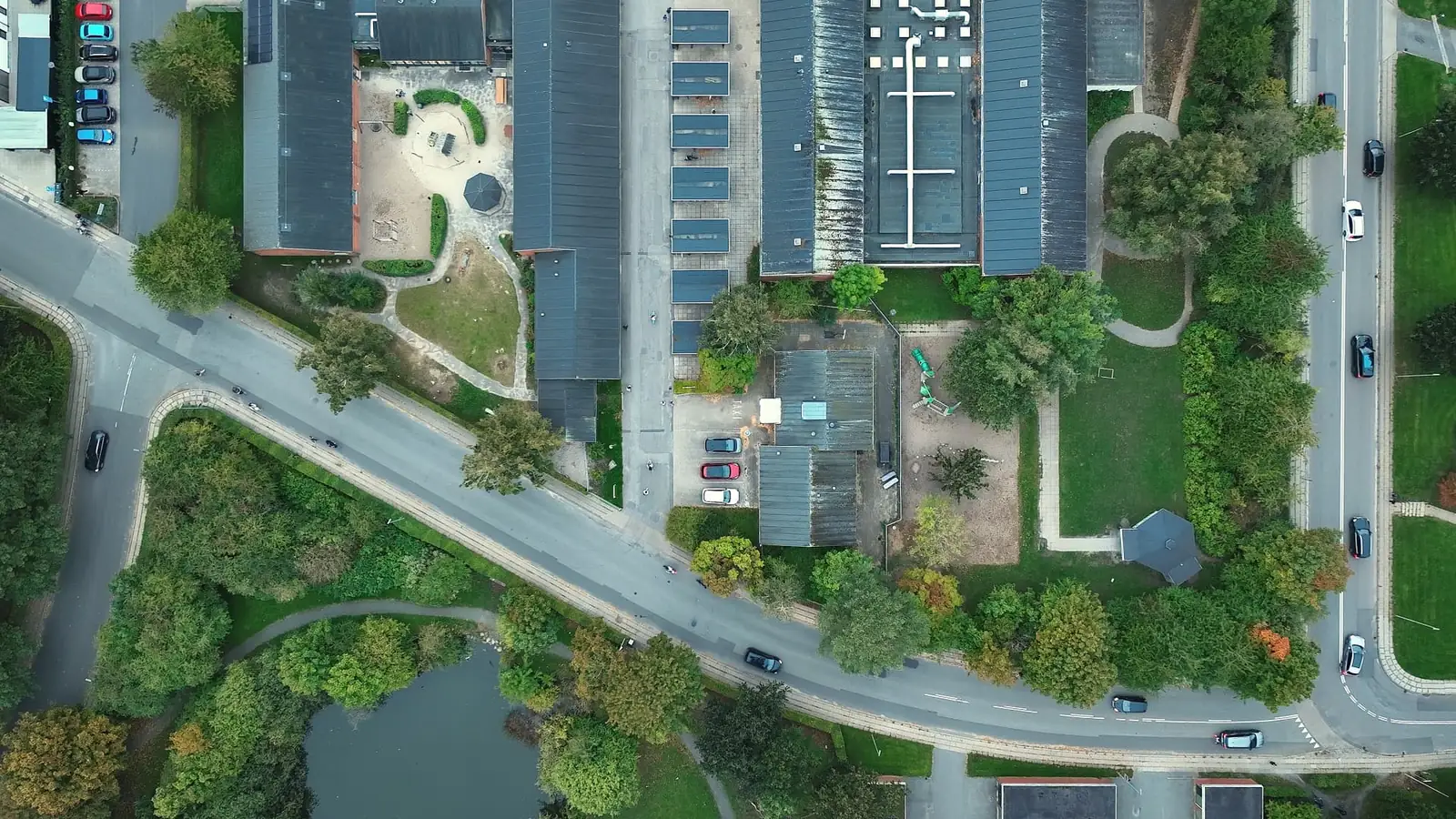 Trafikanalyse fra dronene — luftfoto lige ned af en vej med biler, optaget fra samme position og højde