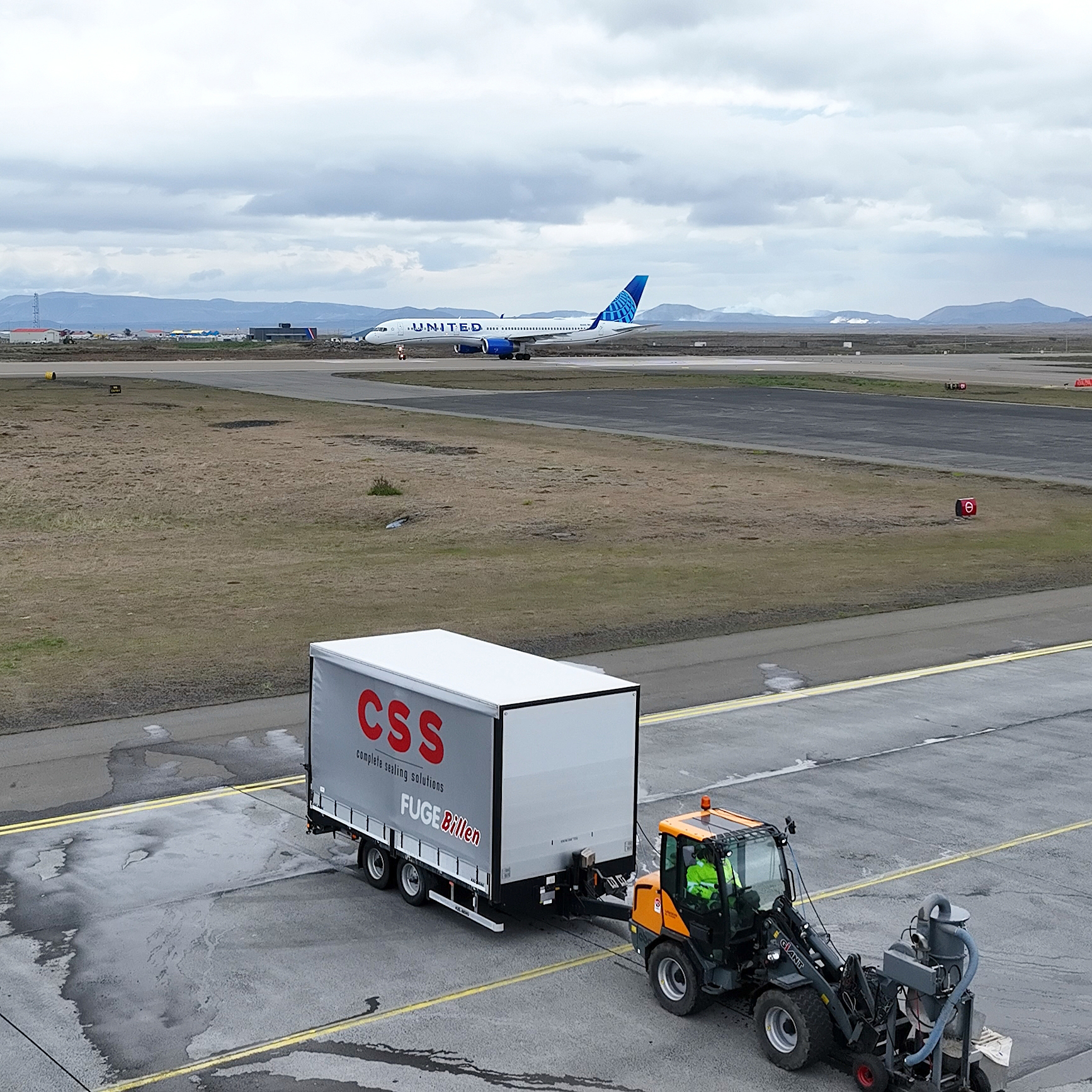 Droneopgave på Keflavik Internationale Lufthavn med United-fly i baggrunden