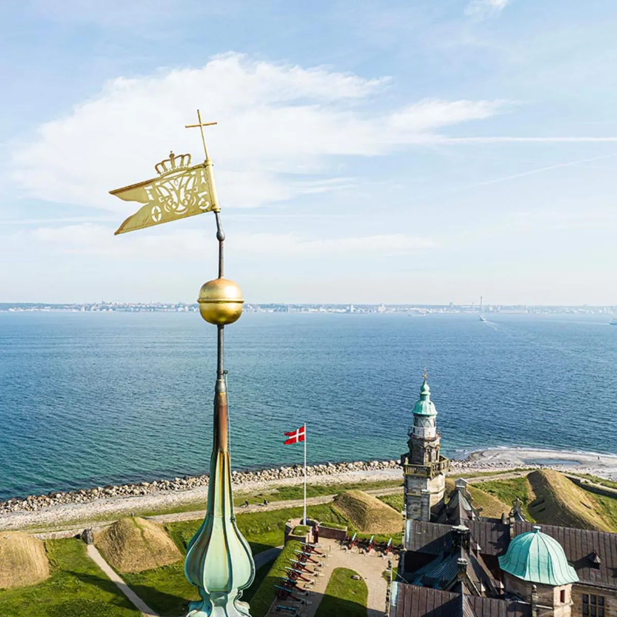 Droneoptagelse fra spiret på Kronborg Slot med udsigt over Øresund