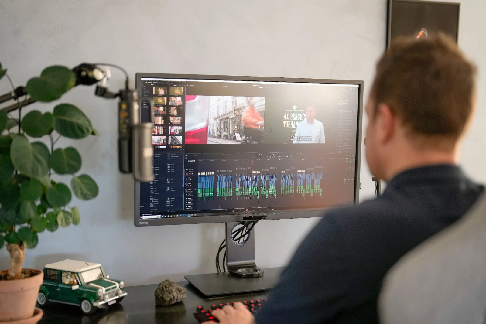 Videograf redigerer virksomhedsvideo i editing-suite