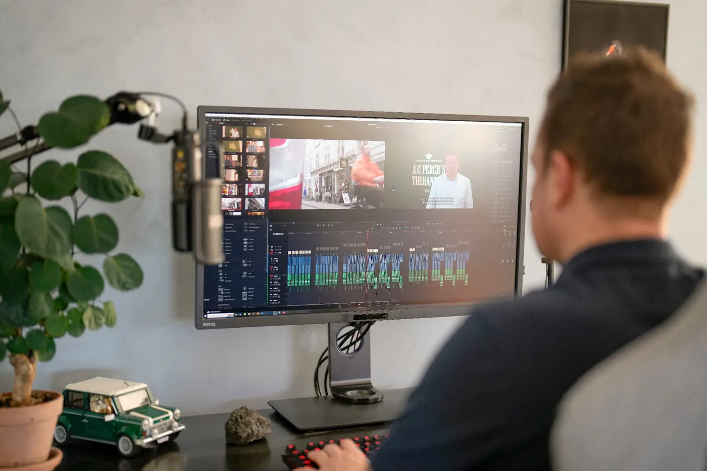 Rasmus Tjørnelund Toustrup redigerer videoproduktion i DaVinci Resolve på sit kontor i Kolding